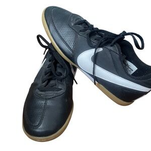 Nike Davinho indoor soccer shoes Black and White